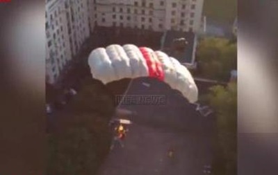 Повесивший флаг Украины на московскую высотку спрыгнул с нее с парашютом - СМИ